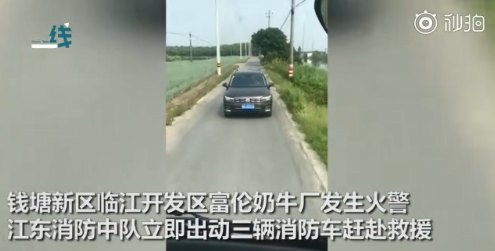 私家車倒車百米讓行，消防車順利趕赴火災(zāi)現(xiàn)場(chǎng)